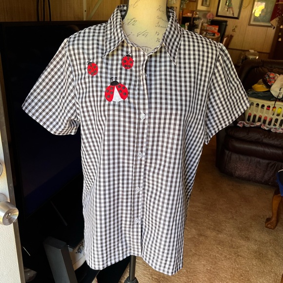 american sweetheart Tops - 🐞Woman’s vintage checkered print with ladybug 🐞 patches button down blouse.🐞